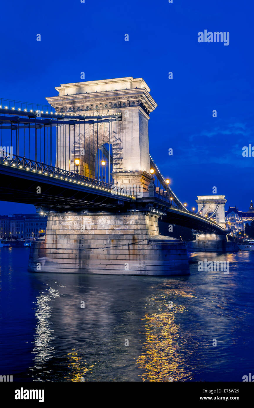 Pont des chaînes à l'heure bleue, Budapest, Hongrie Banque D'Images