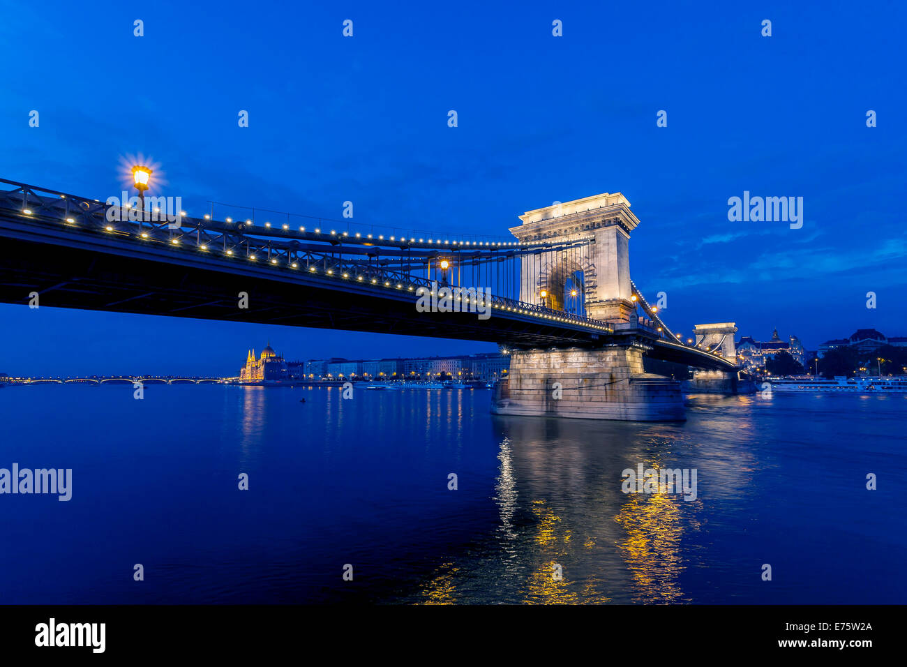 Pont des chaînes à l'heure bleue, Budapest, Hongrie Banque D'Images