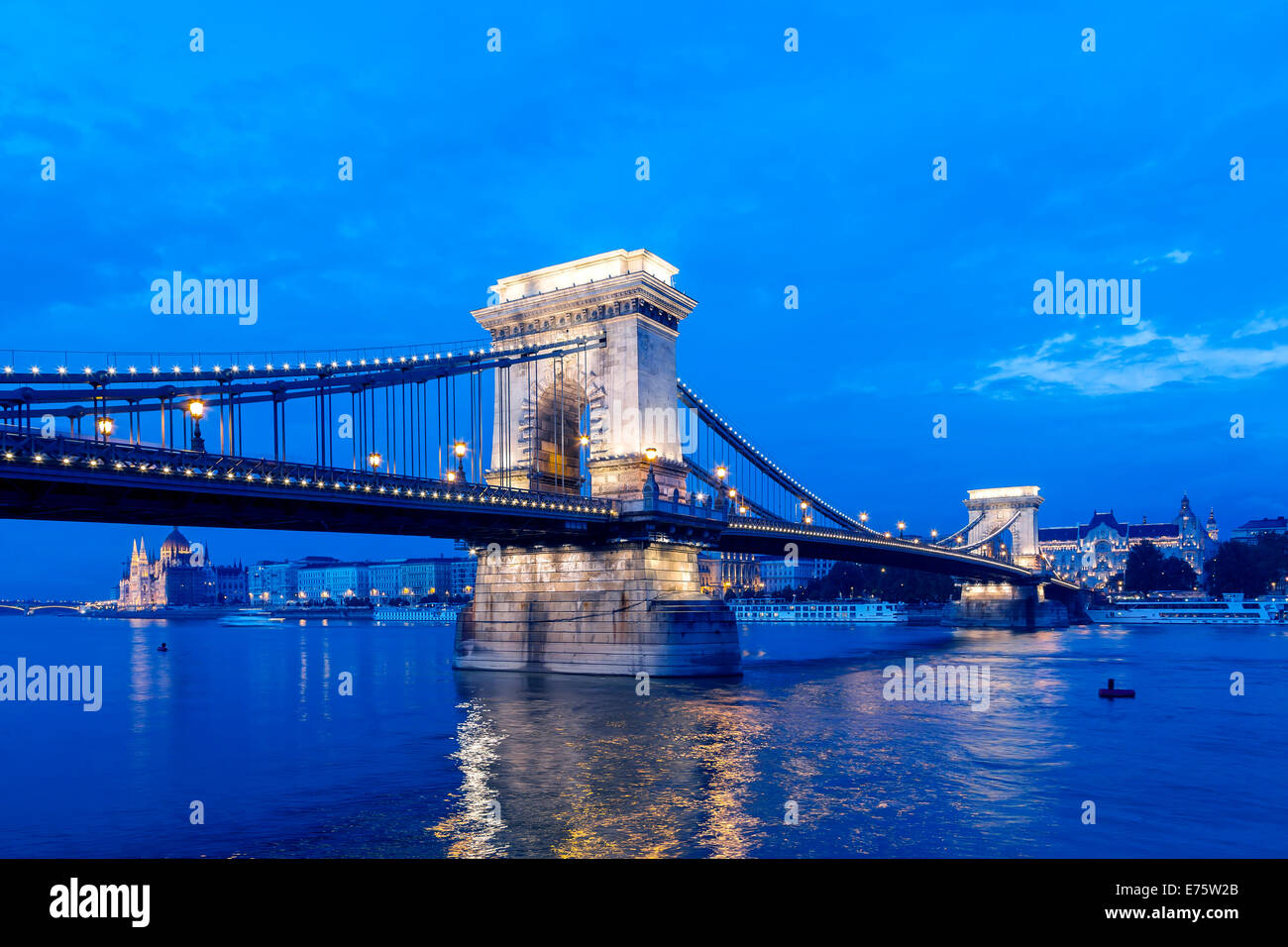 Pont des chaînes à l'heure bleue, Budapest, Hongrie Banque D'Images