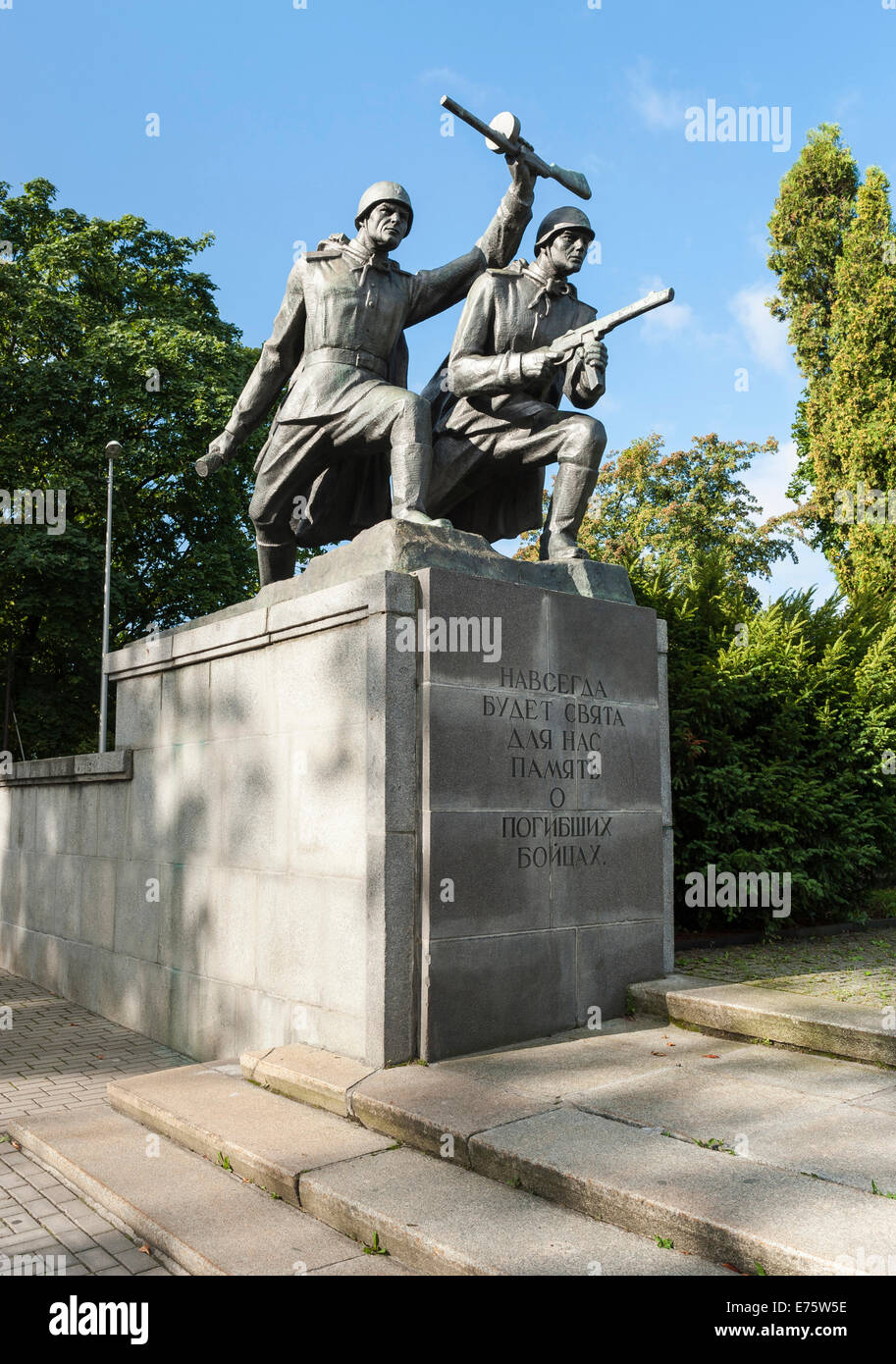 Monument de la Seconde Guerre mondiale, deux soldats au combat, détail de la "Flamme Éternelle' memorial, avec une inscription "la mémoire de la Banque D'Images