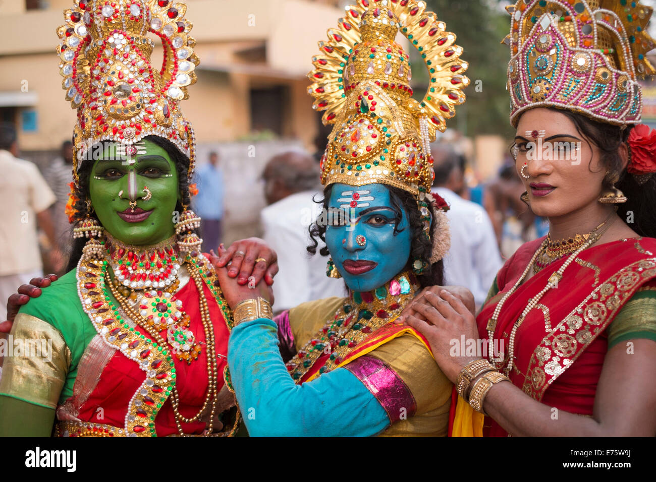 Temple Hindou danseurs porter du maquillage et des bijoux d'or, Cochin, Kerala, Inde Banque D'Images