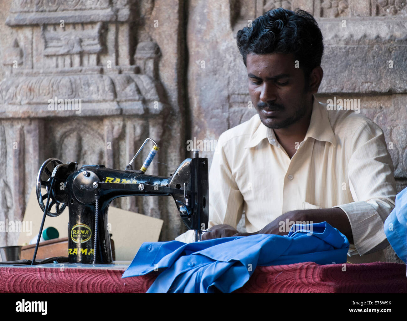 Travail sur mesure sur une machine à coudre, au marché de la mille pilier Hall, Madurai, Tamil Nadu, Inde Banque D'Images