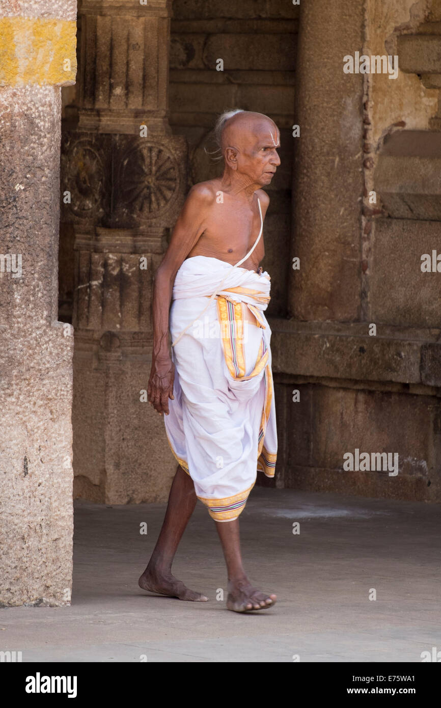 Un homme âgé portant une robe, à l'intérieur d'un temple hindou, Tiruchirappalli ou Trichy, Tamil Nadu, Inde Banque D'Images