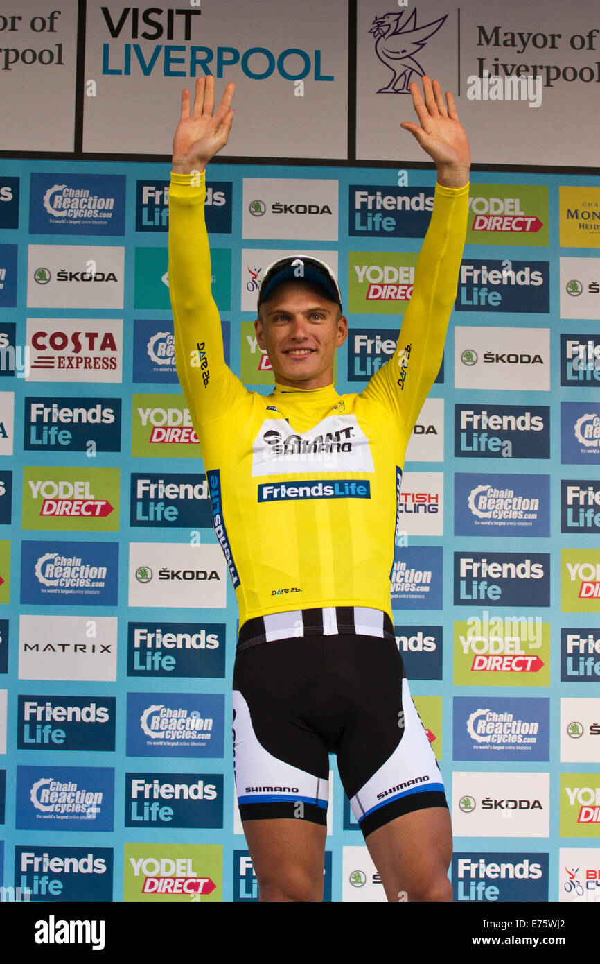 Marcel Kittel célèbre recevoir le Maillot Jaune lors de la première étape du Tour de Grande-Bretagne Banque D'Images