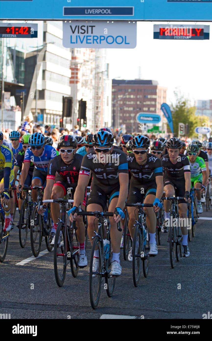 L'équipe Sky Riders traversent la ligne d'arrivée Banque D'Images