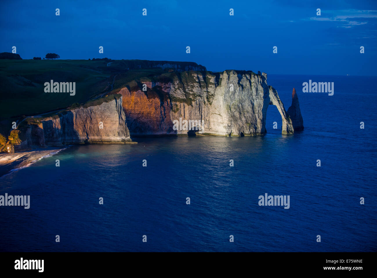 Arch Rock, l'autre avec des falaises de craie, Étretat, Normandie, France Banque D'Images