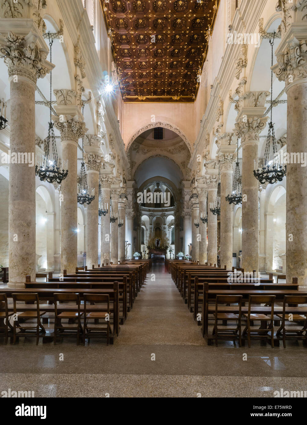 Nef, choeur, abside, plafond lambrissé doré, Basilica di Santa Croce, baroque de Lecce, également Baroque de Salento, Lecce, Pouilles Banque D'Images