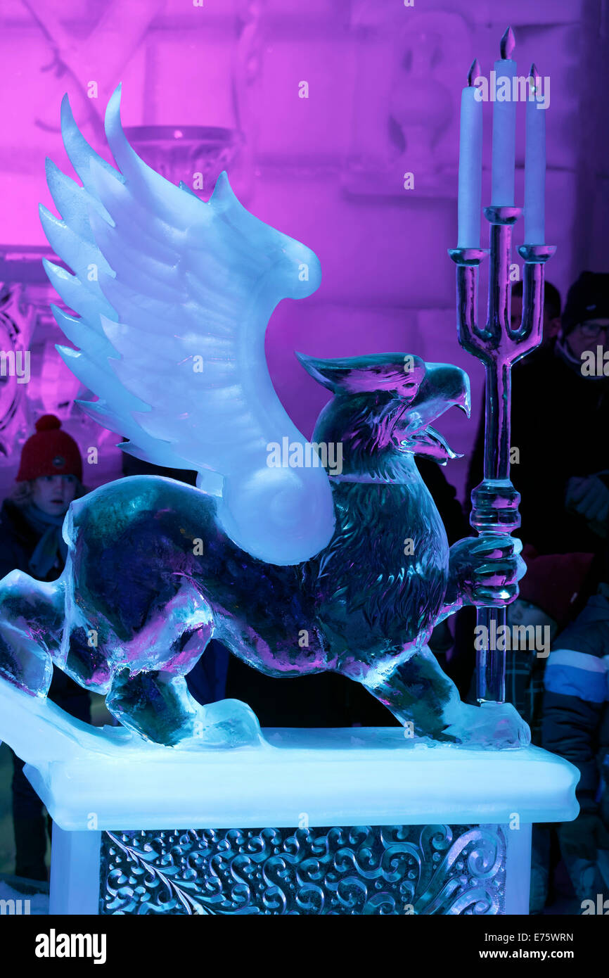 La figure de Griffin fait de glace tenant des chandeliers en glace, festival des sculptures en glace, Bruges, Flandre occidentale, Belgique Banque D'Images