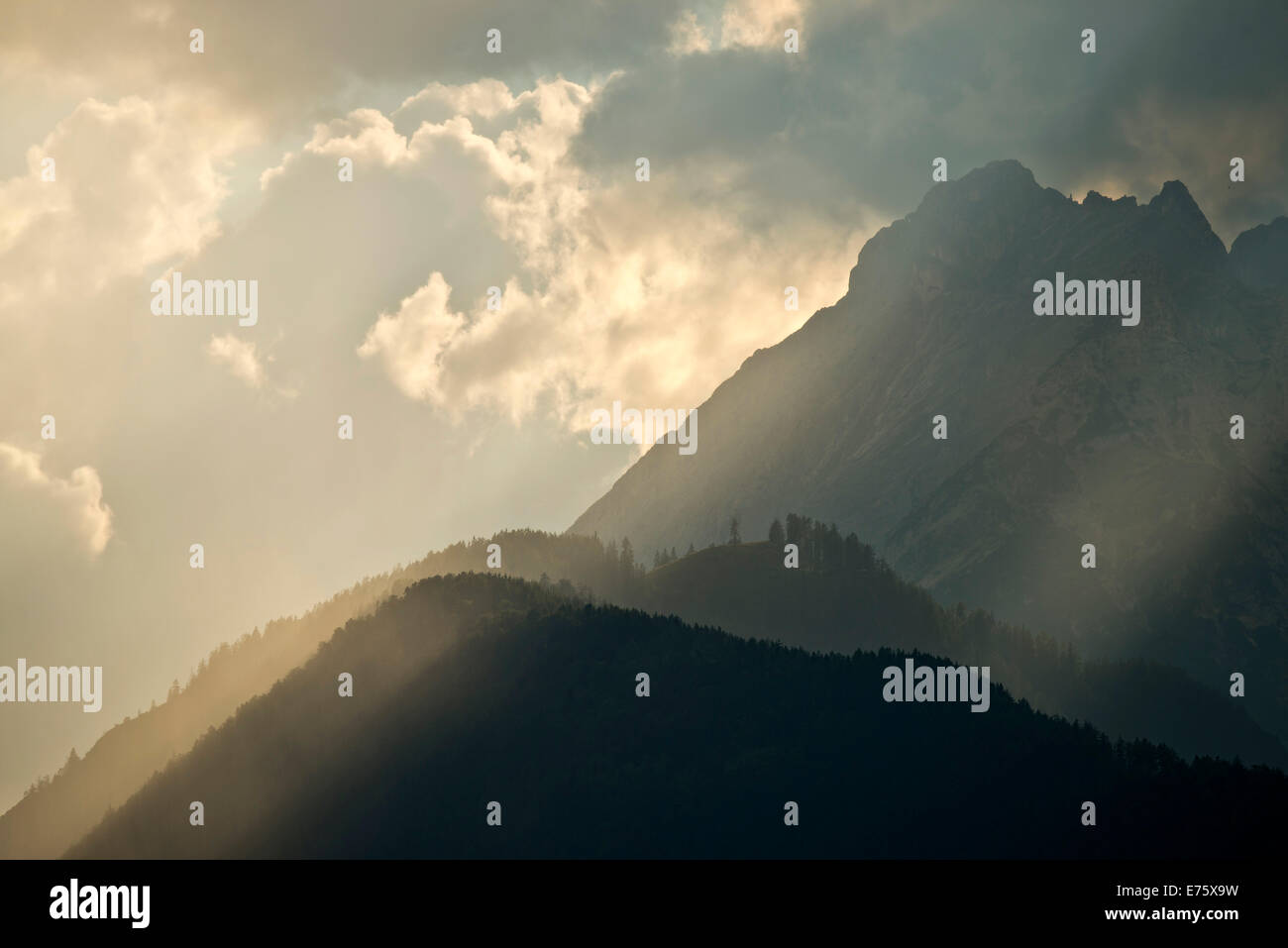 Coucher de soleil sur Mt Bettelwurf, gamme de Karwendel, Tyrol, Autriche Banque D'Images