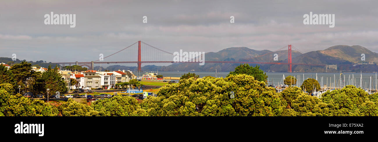 Le quartier du port de plaisance avec le Golden Gate, San Francisco, California, USA Banque D'Images