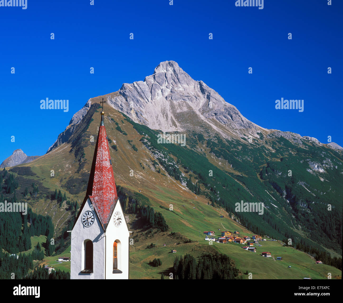 Une église à Warth, forêt de Bregenz, Vorarlberg, l'établissement Pension panorama mountain Gehren 5 et à l'arrière, Tyrol, Autriche Banque D'Images