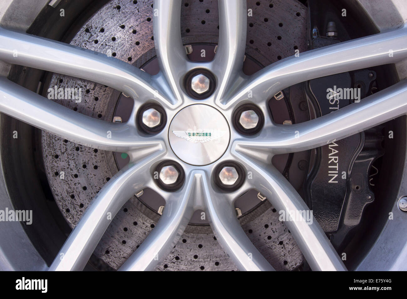 Jante avec un disque de frein en carbone, l'Aston Martin DB9, modèle 2012 Banque D'Images
