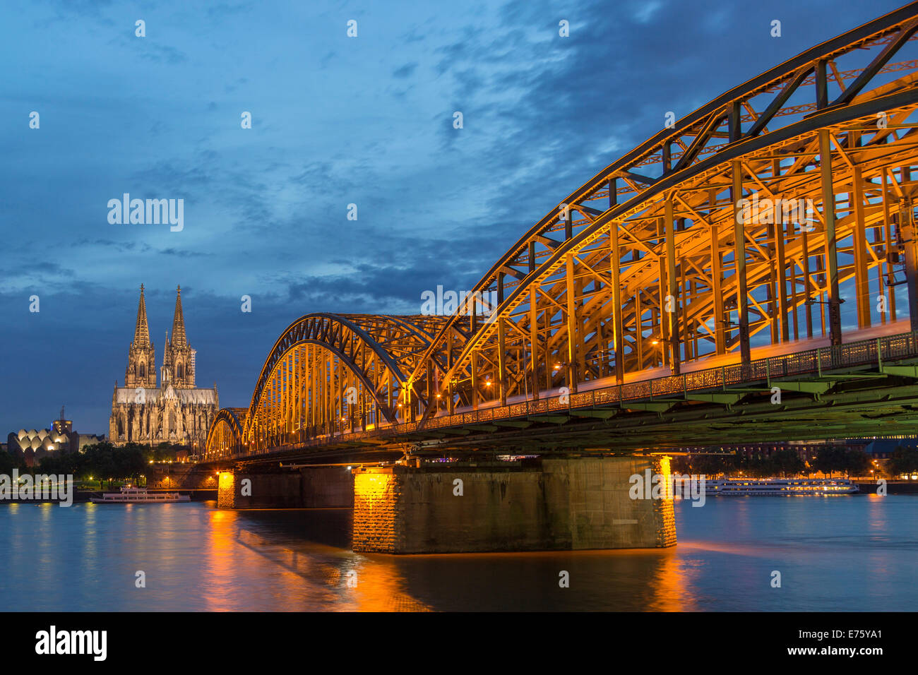 La cathédrale de Cologne avec pont Hohenzollern et Philharmonie de Cologne, au crépuscule, le Rhin à l'avant, Cologne Banque D'Images
