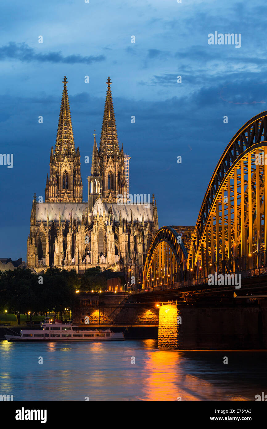 La cathédrale de Cologne avec pont Hohenzollern au crépuscule, le Rhin à l'avant, Cologne, Rhénanie du Nord-Westphalie, Allemagne Banque D'Images