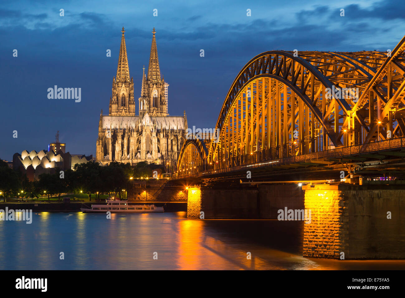 La cathédrale de Cologne avec pont Hohenzollern et Philharmonie de Cologne, au crépuscule, le Rhin à l'avant, Cologne Banque D'Images