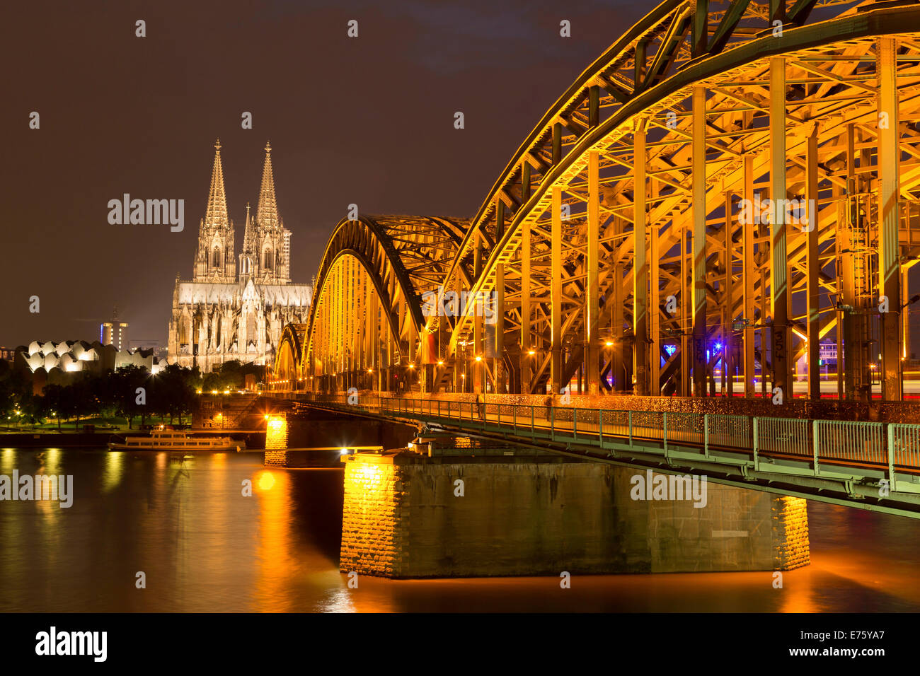 La cathédrale de Cologne avec pont Hohenzollern et Philharmonie de Cologne, le Rhin à l'avant, de nuit, Cologne Banque D'Images