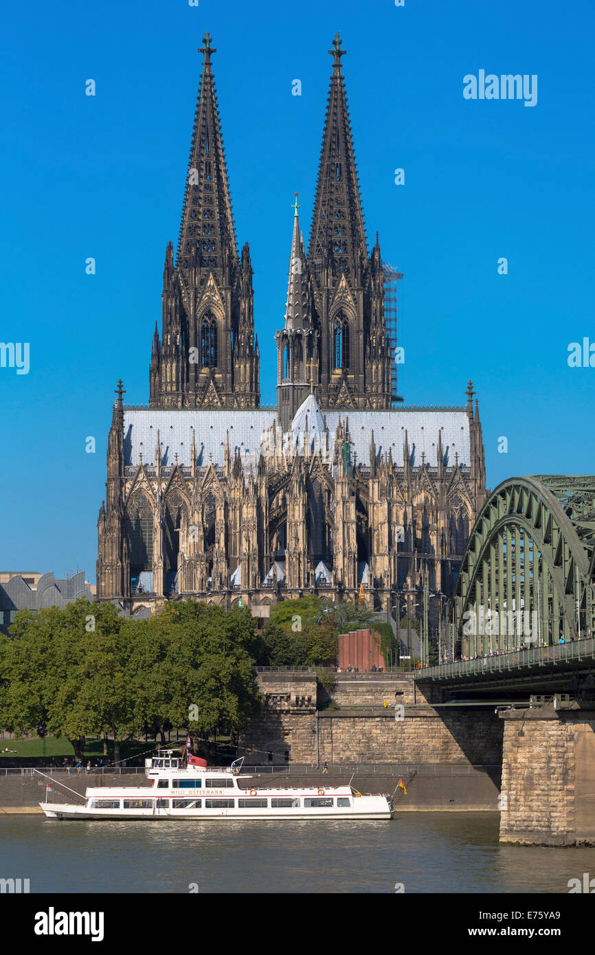 La cathédrale de Cologne avec pont Hohenzollern, du Rhin à l'avant, Cologne, Rhénanie du Nord-Westphalie, Allemagne Banque D'Images