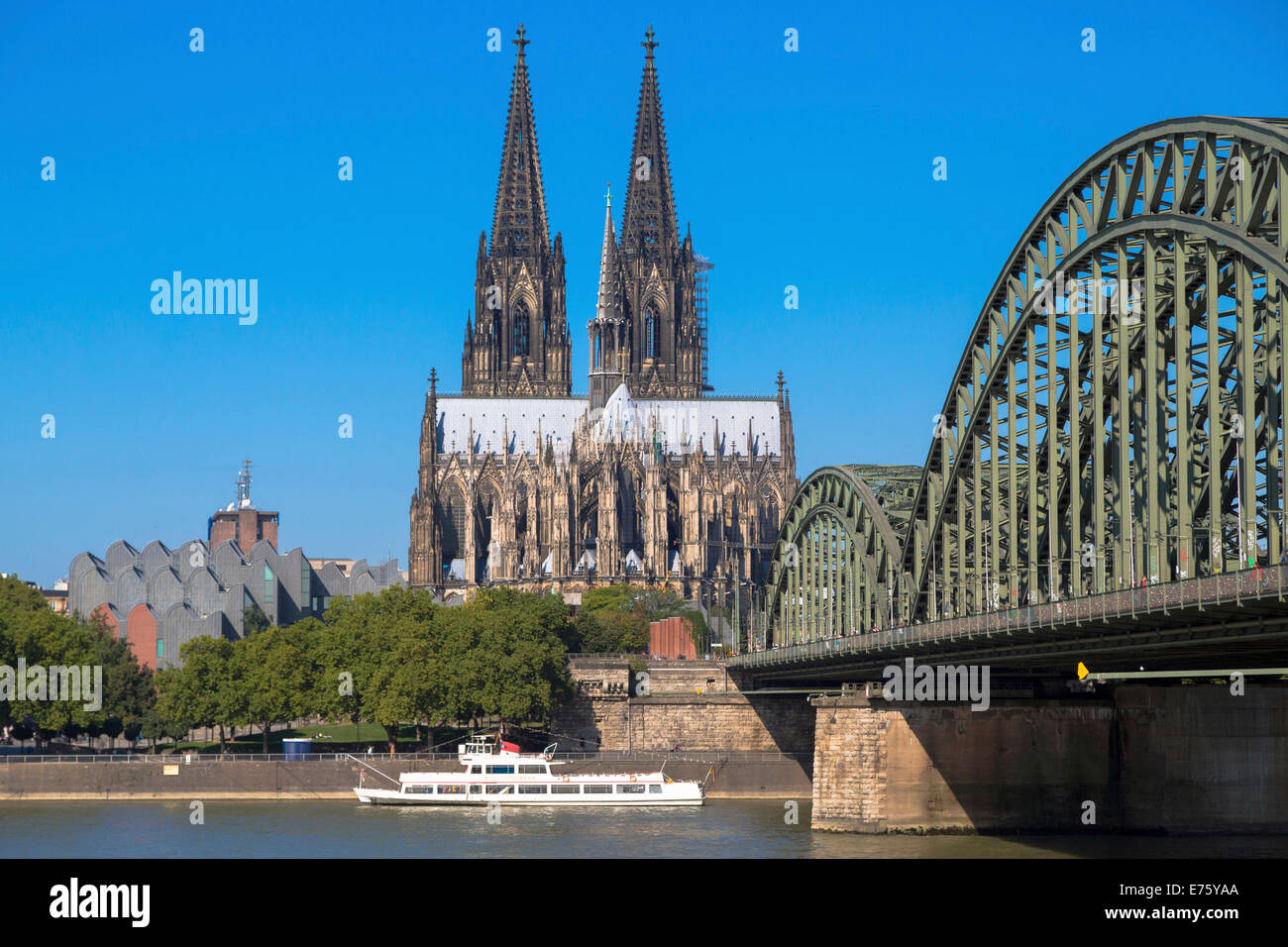 La cathédrale de Cologne avec pont Hohenzollern et Philharmonie, du Rhin à l'avant, Cologne, Rhénanie du Nord-Westphalie, Allemagne Banque D'Images