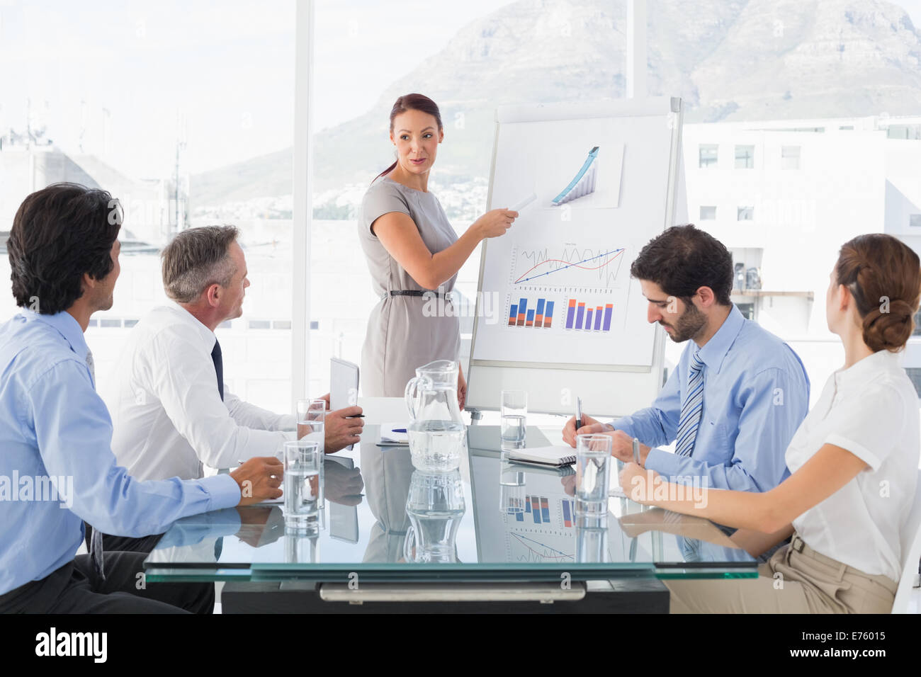 Femme d'affaires donnant une présentation Banque D'Images