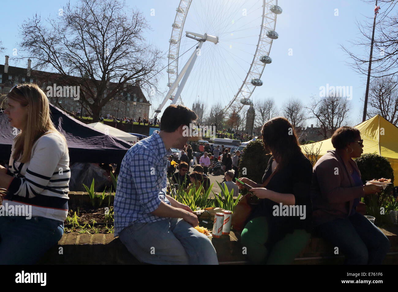 Le Classic Car Boot Sale au Southbank Centre, South Bank, Londres, Royaume-Uni. Voitures anciennes, mode et style Photo : Pixstory Banque D'Images