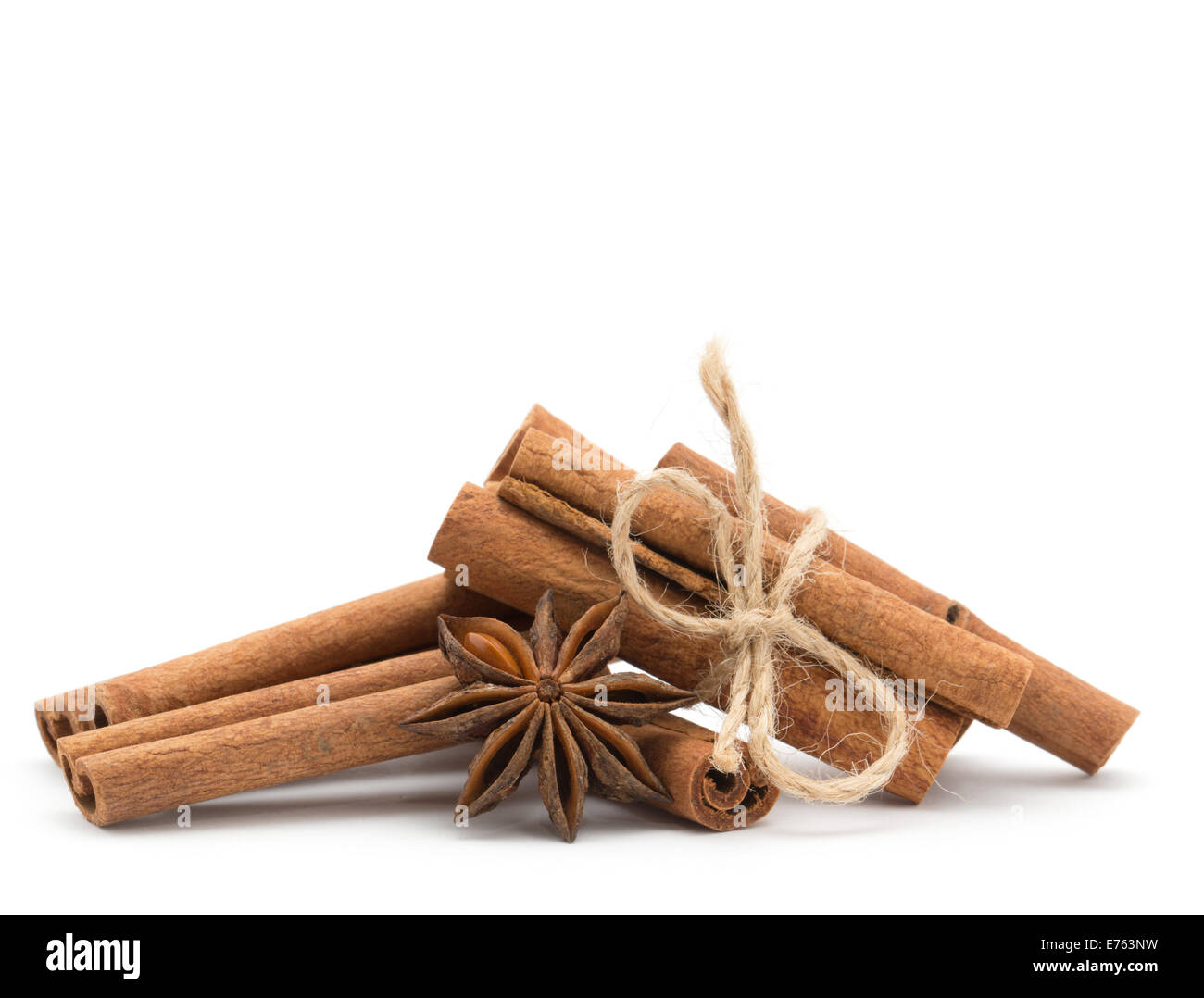 Girofle, l'anis et la cannelle isolé sur fond blanc Banque D'Images