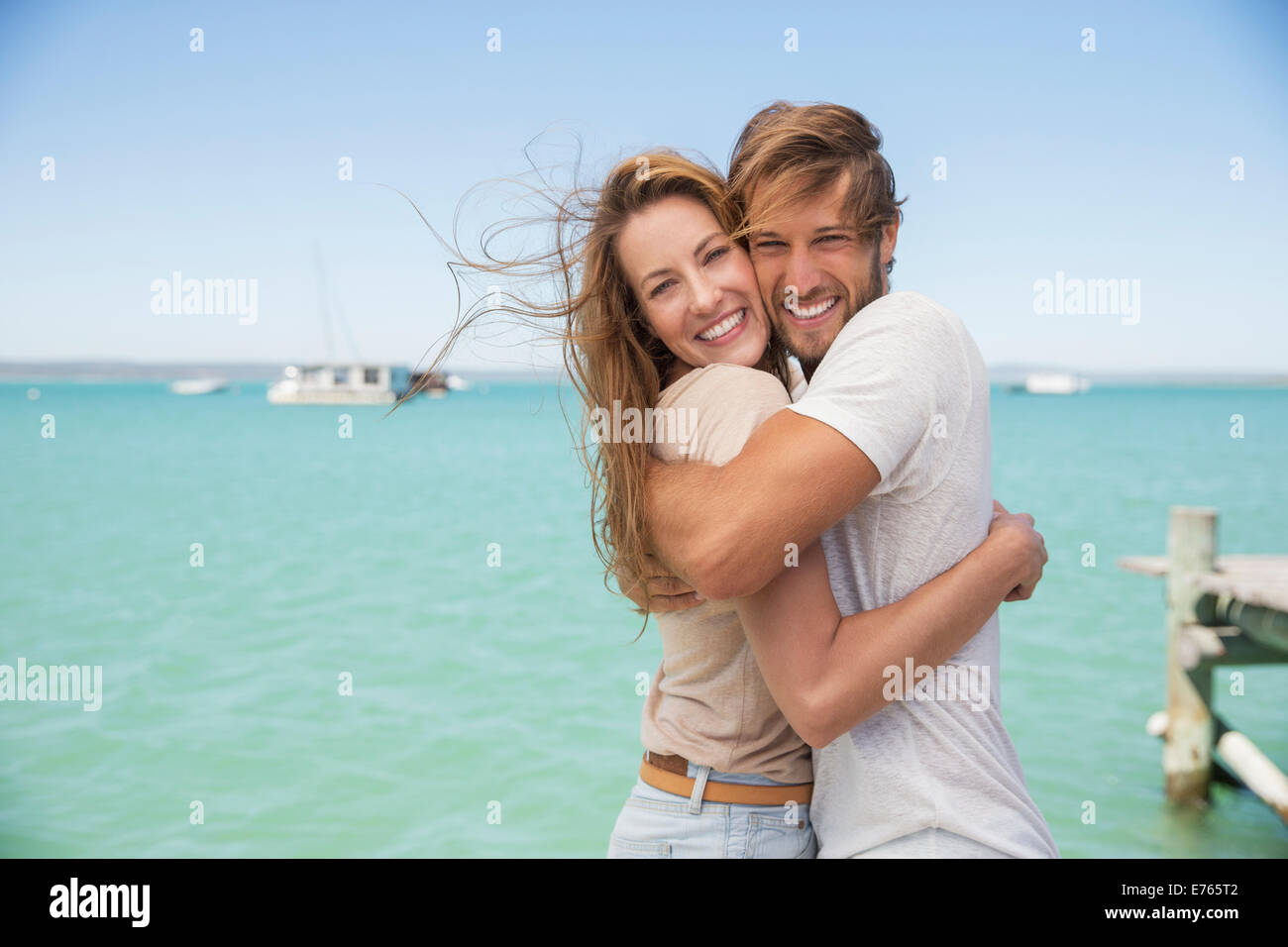 Couple hugging près de l'eau Banque D'Images