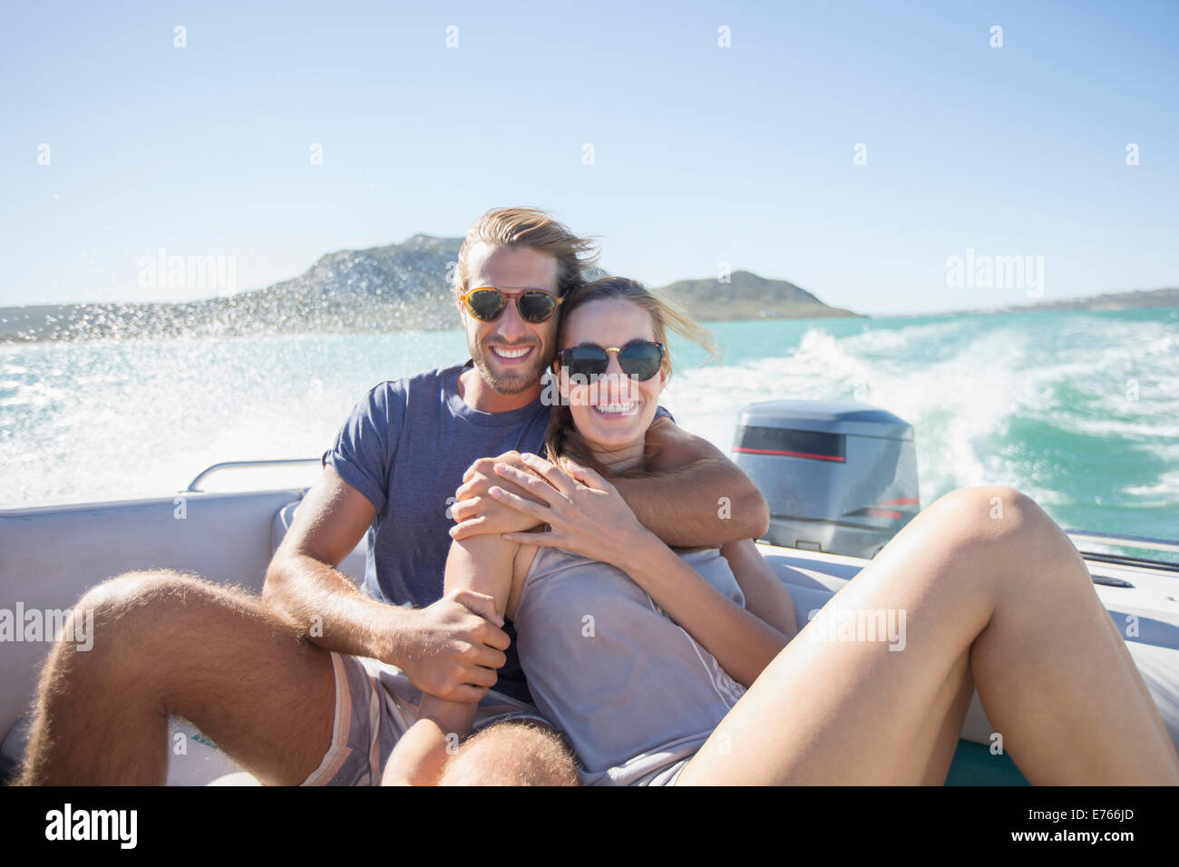 Couple assis sur le même bateau Banque D'Images