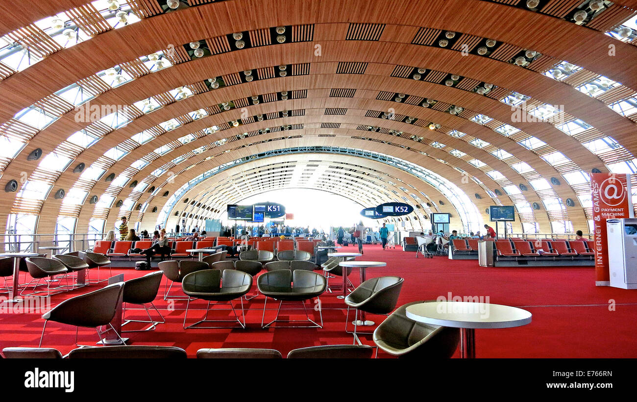 Intérieur du terminal 2 de l'aéroport Roissy Charles de Gaulle, Paris, France Banque D'Images