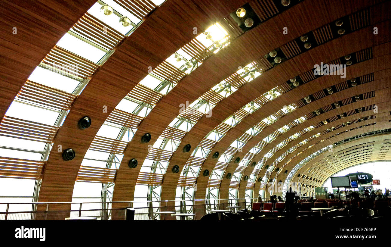Intérieur du terminal 2 de l'aéroport Roissy Charles de Gaulle, Paris, France Banque D'Images