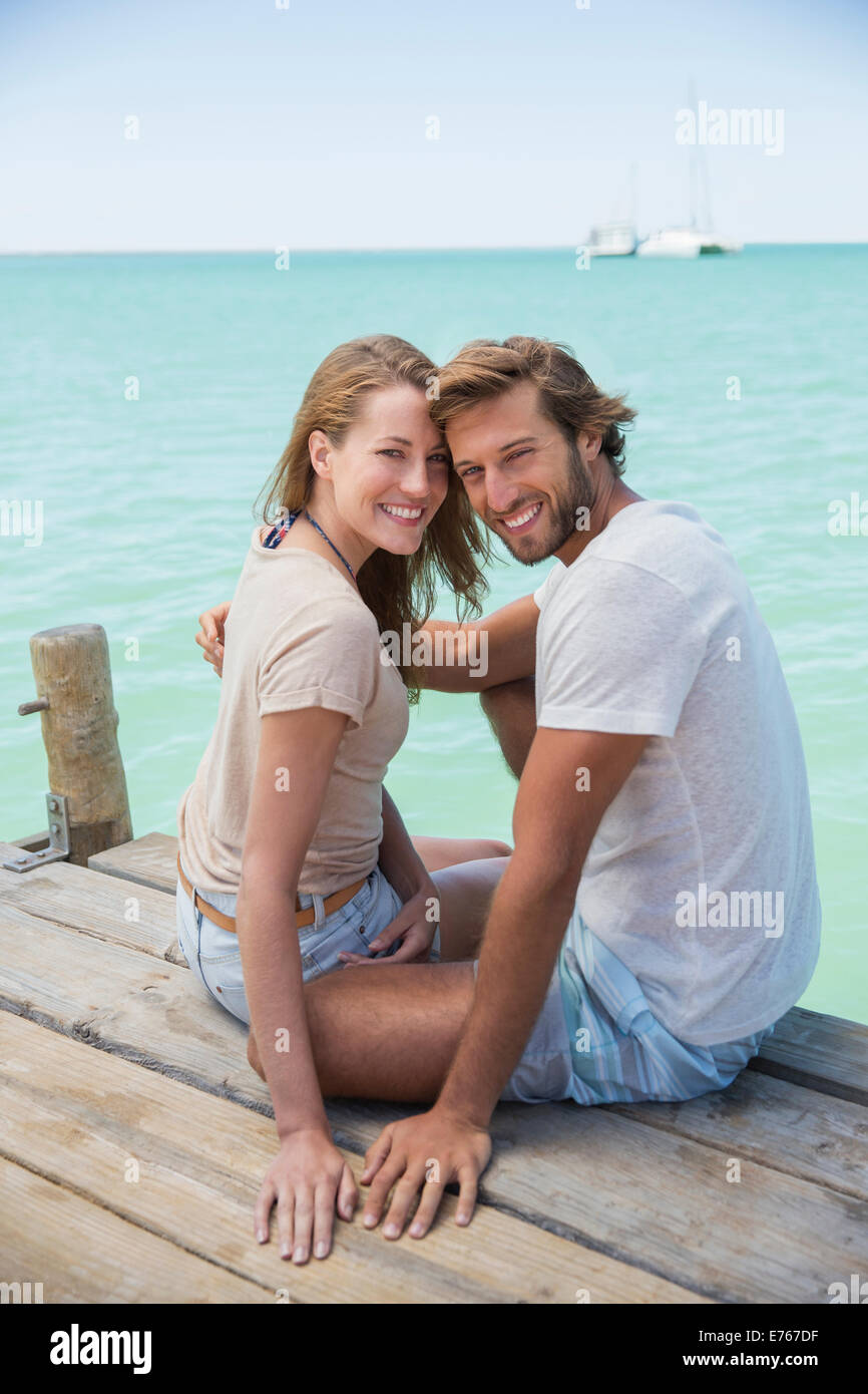 Couple assis sur le bord du quai en bois ensemble Banque D'Images