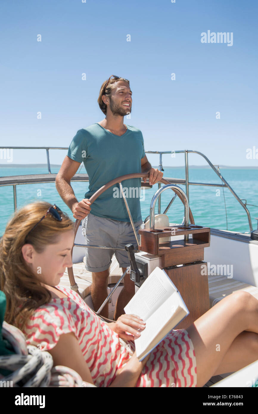 Couple sur l'eau bateau Banque D'Images