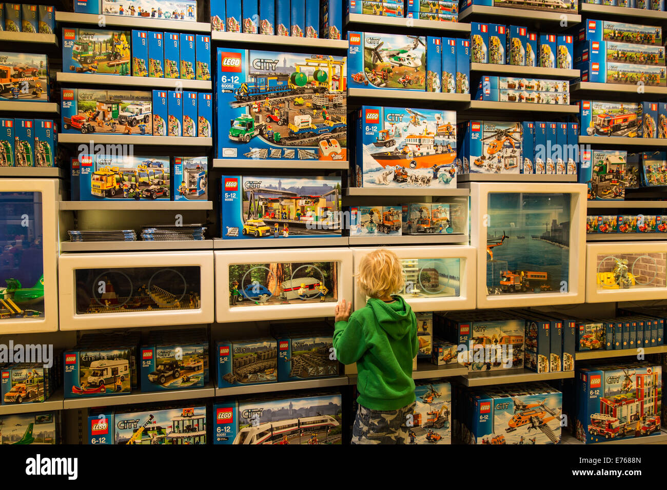 Un garçon à l'écran dans le magasin Lego sur la rue commerçante Strøget à Copenhague, Danemark Banque D'Images