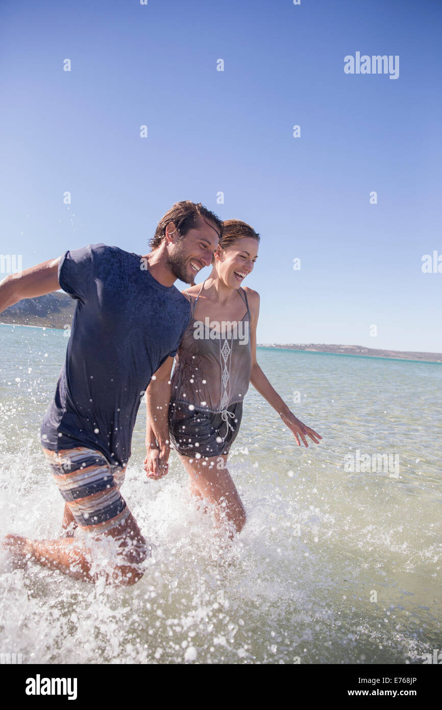 Couple splashing in water ensemble Banque D'Images