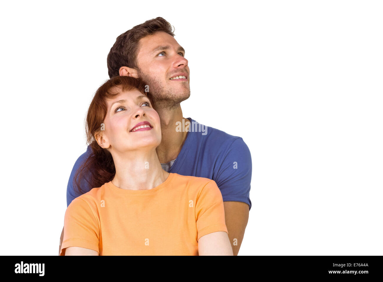 Couple heureux ensemble à la recherche vers le haut Banque D'Images