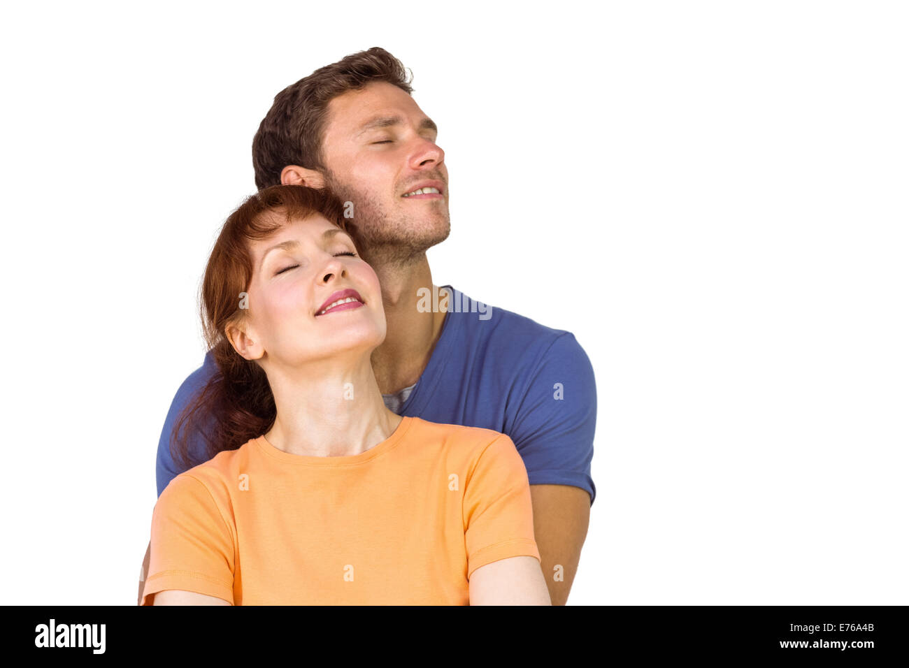 Couple heureux ensemble à la recherche vers le haut Banque D'Images