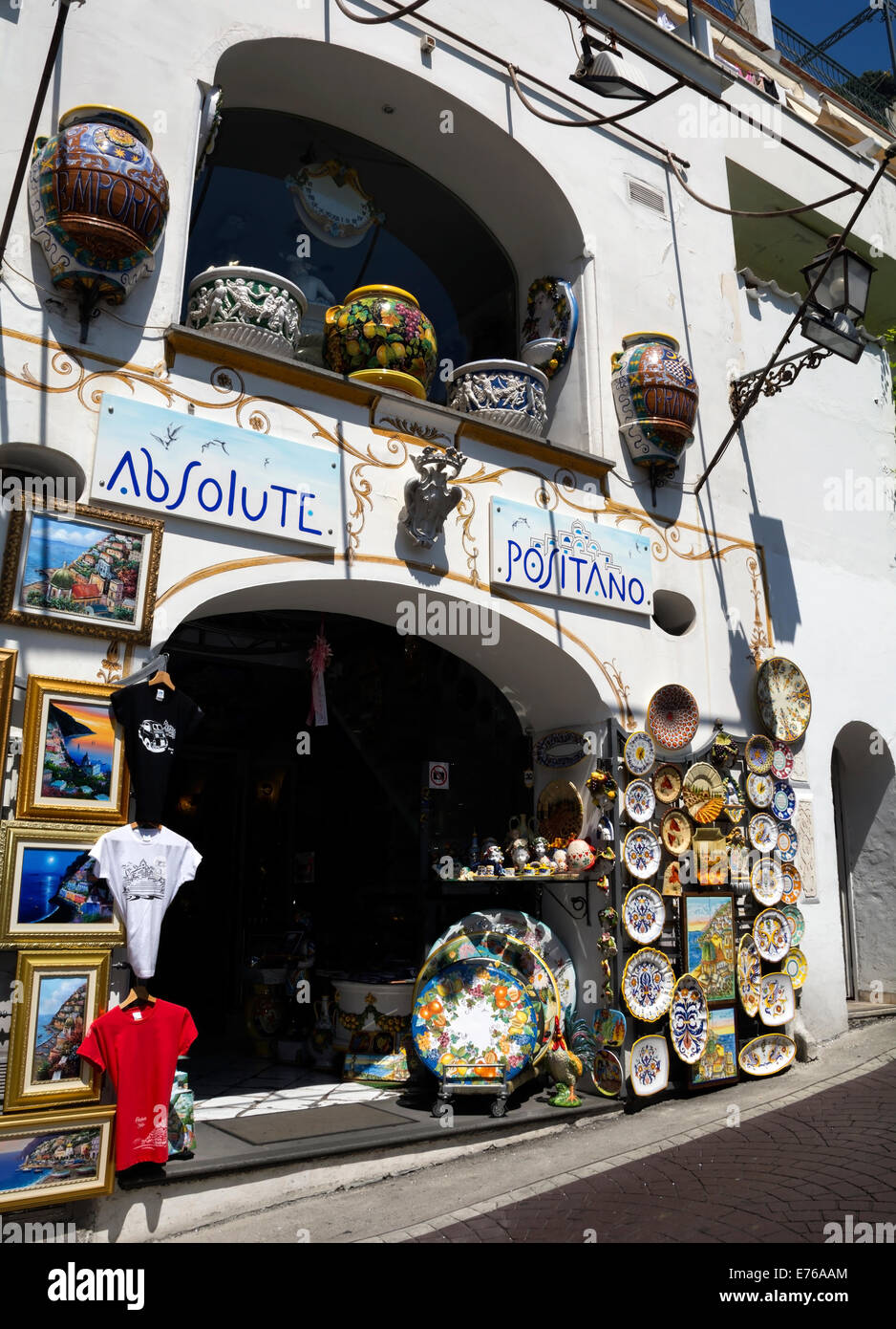 Plats en céramique fabriqués localement et pots affichés à l'extérieur d'une boutique à Positano, Italie. Banque D'Images