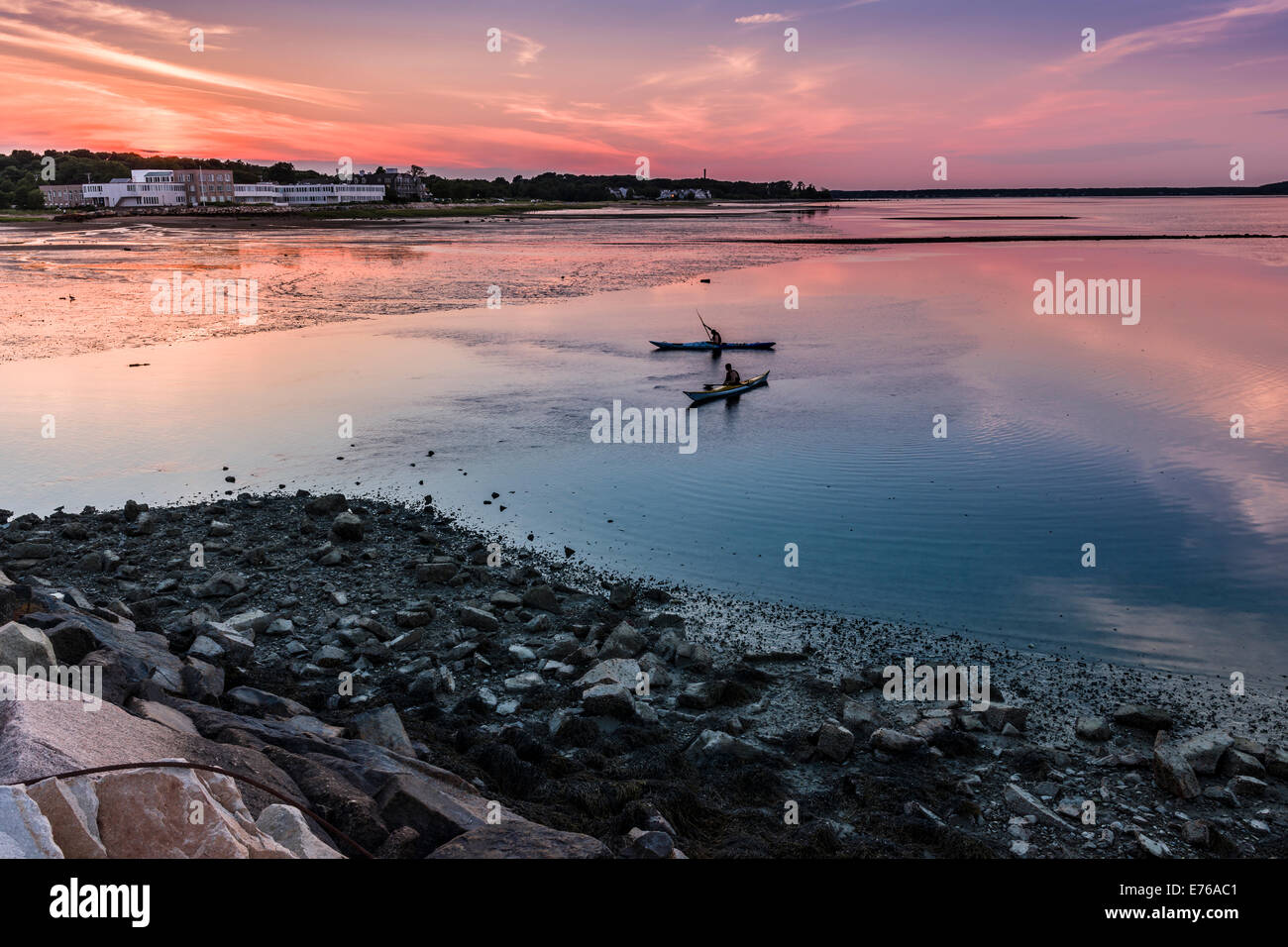 Deux kayakistes font leur chemin à la côte alors que le soleil se couche sur le port de Plymouth, Massachusetts - USA. Banque D'Images
