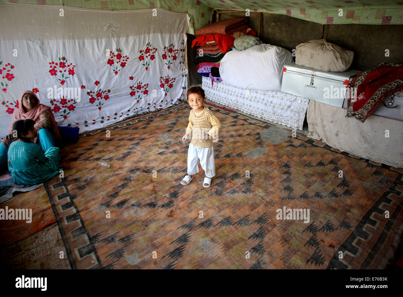 Kaboul, Afghanistan. Sep 8, 2014. Un enfant marche déplacées afghans sous une tente temporaire à Kaboul, en Afghanistan, le 8 septembre 2014. © Ahmad Massoud/Xinhua/Alamy Live News Banque D'Images