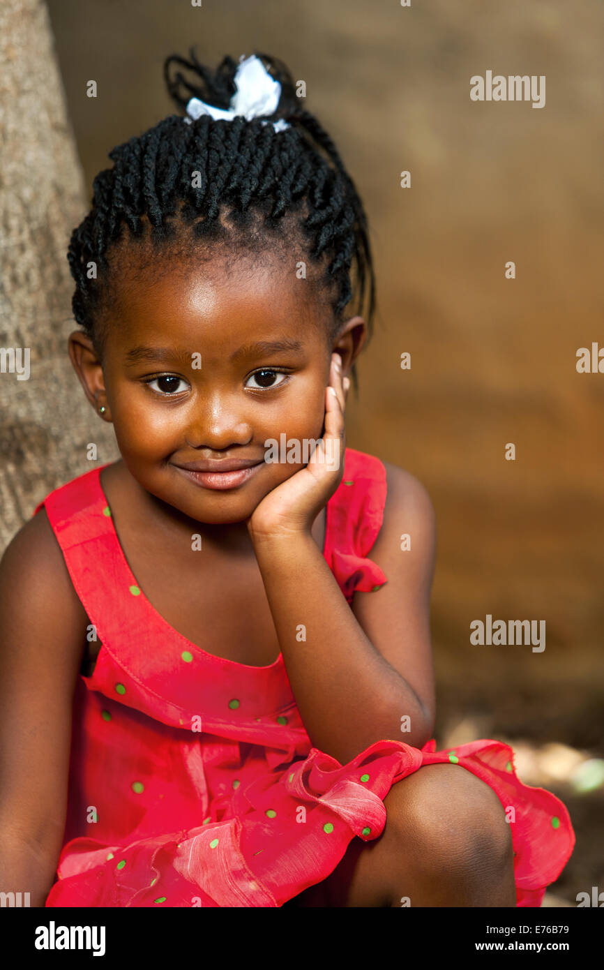 Close up portrait of cute faciale fille africaine à l'extérieur. Banque D'Images