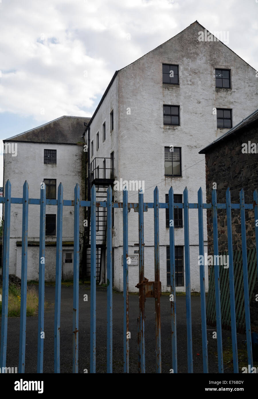 Les barrières de sécurité verrouillé à l'extérieur d'une usine de fermer en Innerleithen, Scottish Borders. Banque D'Images