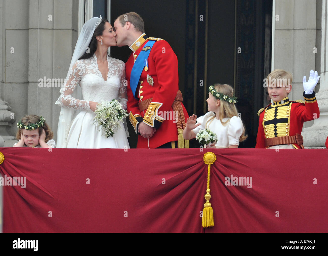 Baiser de la couple nouveau La Princesse Catherine et le Prince William sur le balcon de Buckingham Palace à Londres, Grande-Bretagne, 29 avril 2011, après leur cérémonie de mariage. Nos clients du monde entier ont été invités à célébrer le mariage du Prince William et Kate Middleton. Photo : Peter Kneffel Banque D'Images