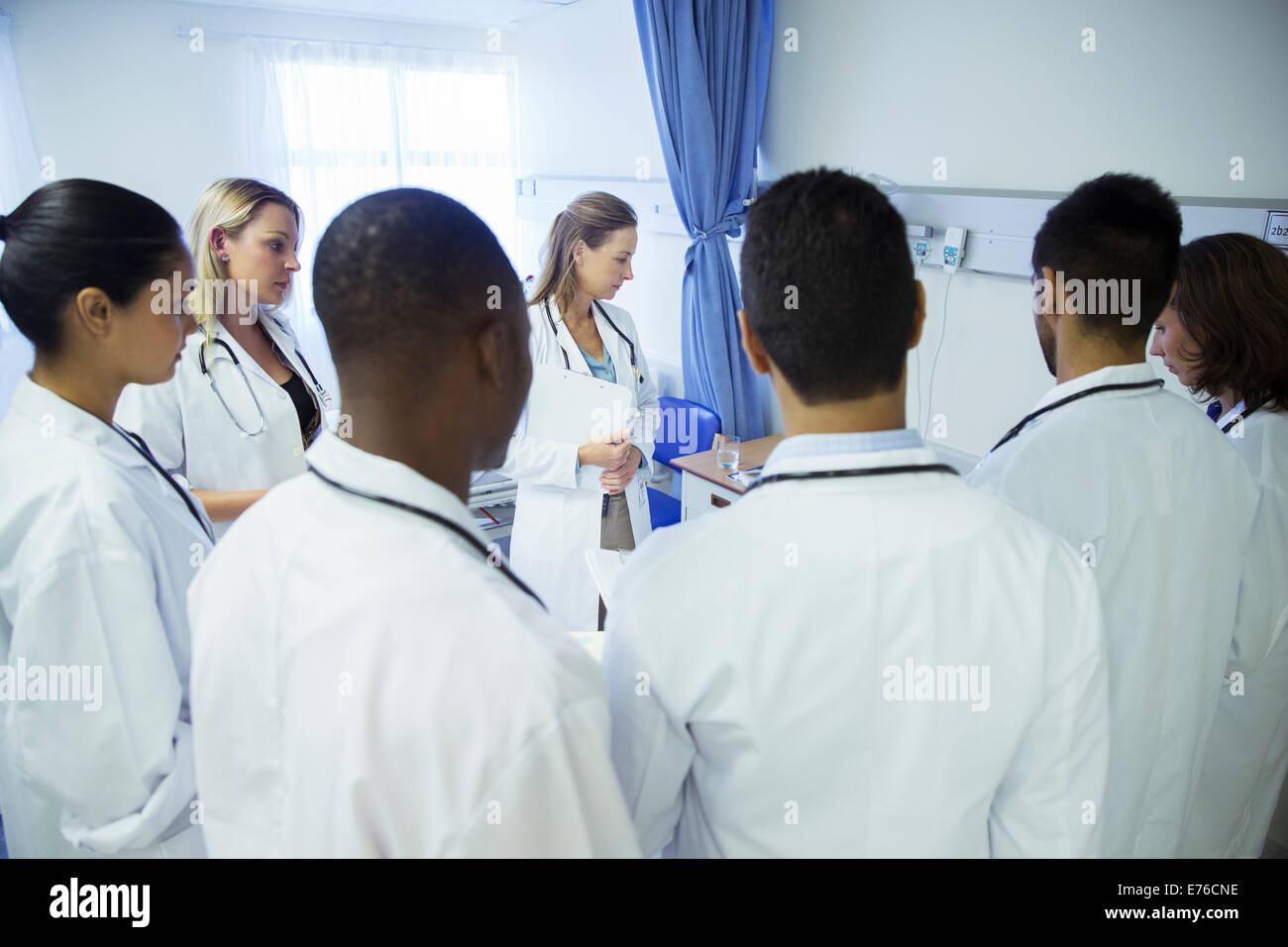 Médecin et patient examen résidents in hospital room Banque D'Images