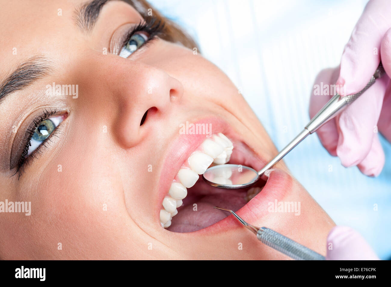 Extreme close up de belle jeune fille ayant check up dentaire. Banque D'Images