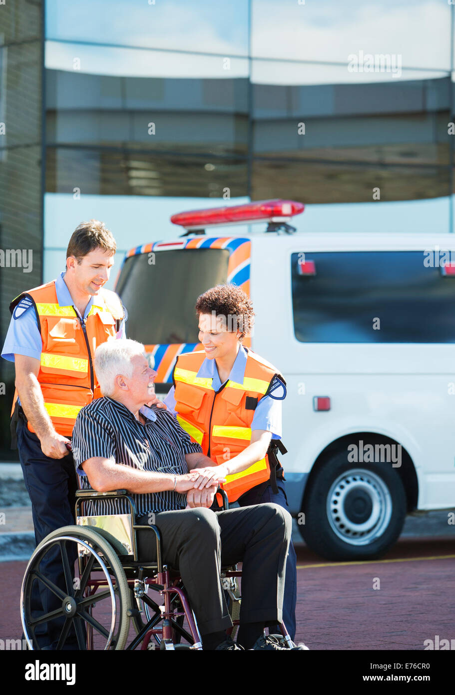 Message d'ambulanciers patient in wheelchair Banque D'Images