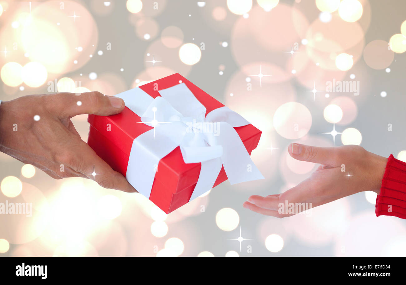 Image composite du couple holding gift Banque D'Images