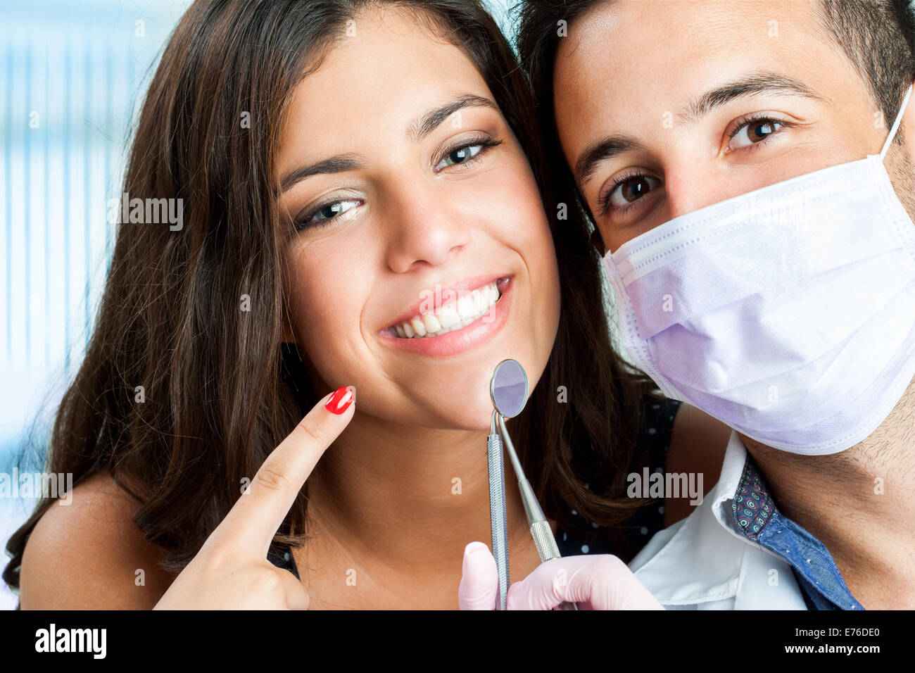 Close up portrait of young girl avec dentiste pointant sur la bouche. Banque D'Images