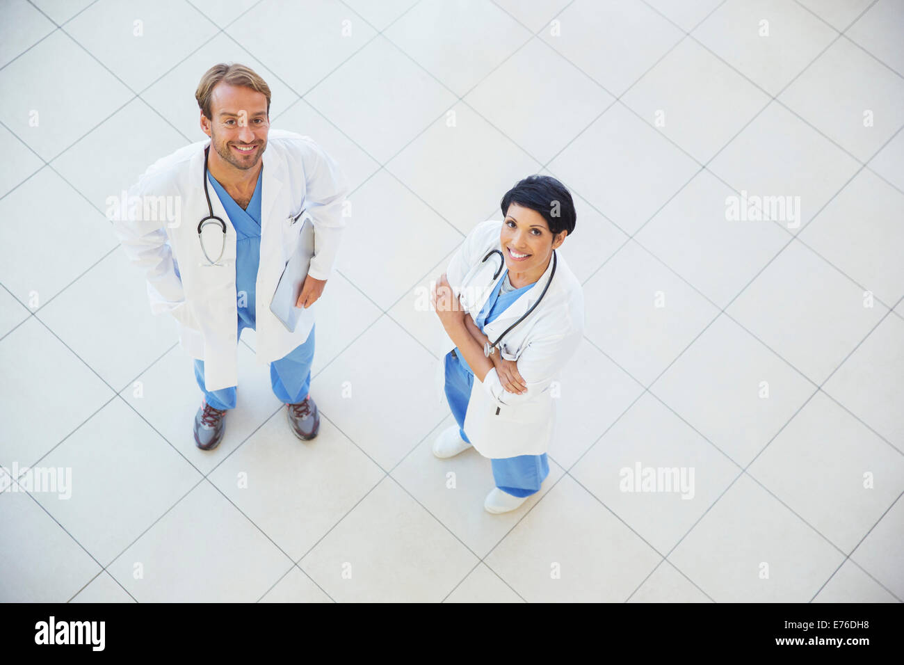 Doctors smiling in hospital Banque D'Images