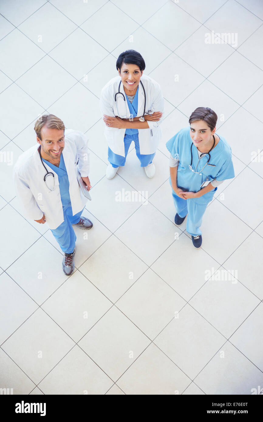 Les médecins et infirmières smiling in hospital Banque D'Images