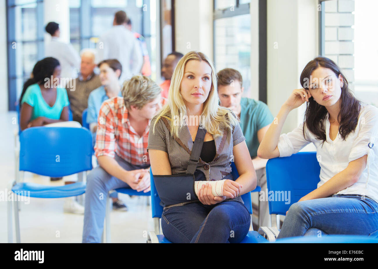 Women sitting in hospital waiting room Banque D'Images