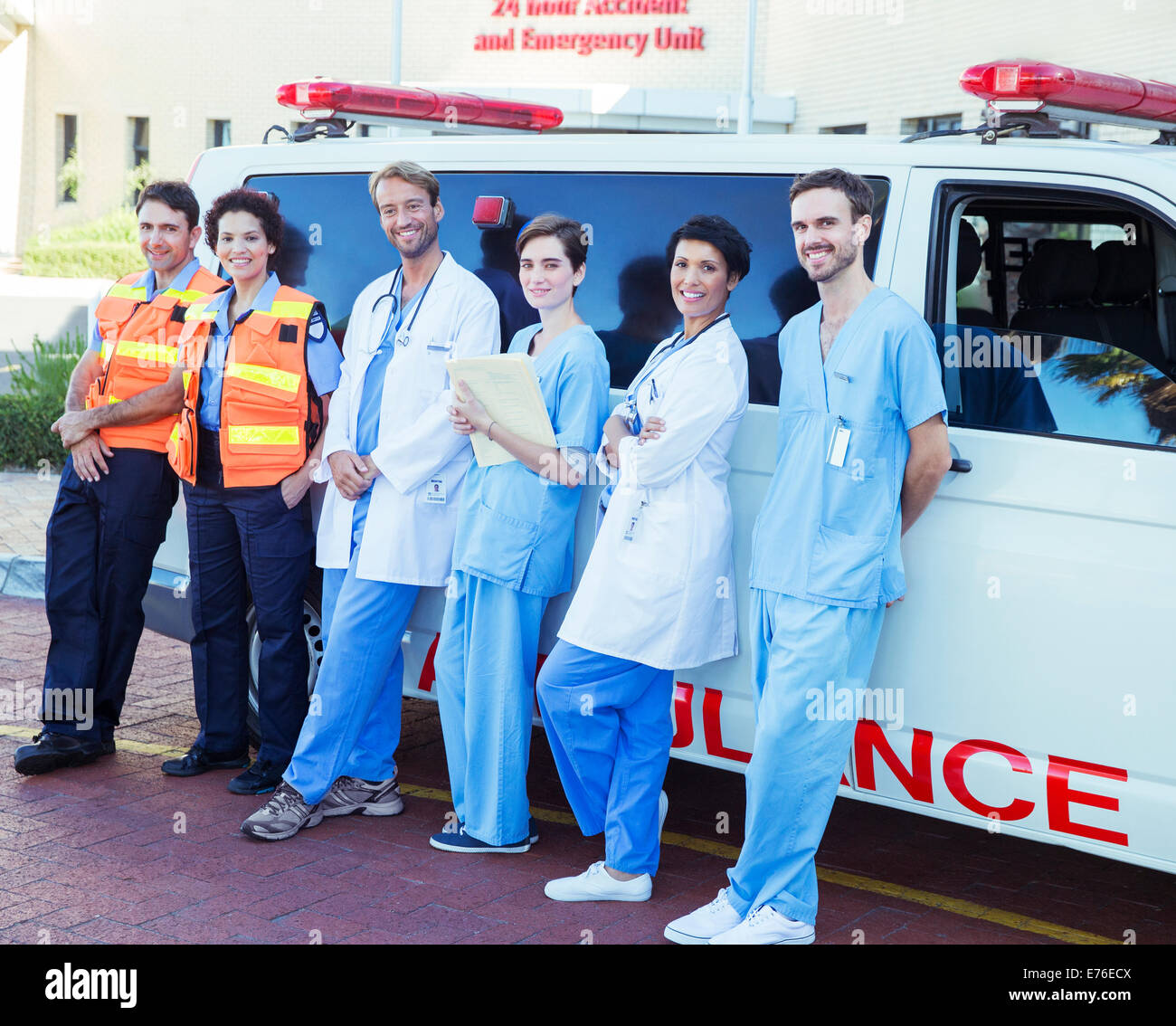 Les médecins, les infirmières et le personnel paramédical en ambulance permanent Banque D'Images